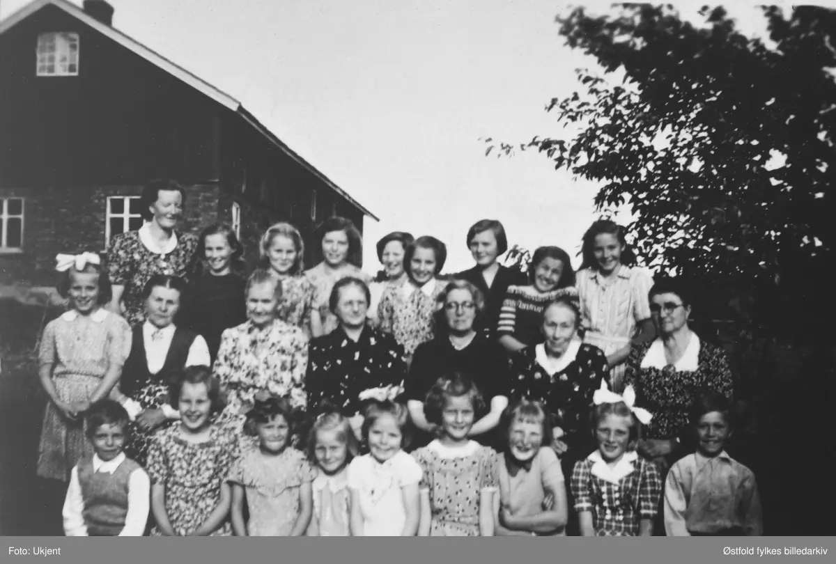Barneforeningen "Blaaveisen"i Varteig. 
Et navn i første rekke mangler, siste person er Ragnar Bråthen. Navneliste%