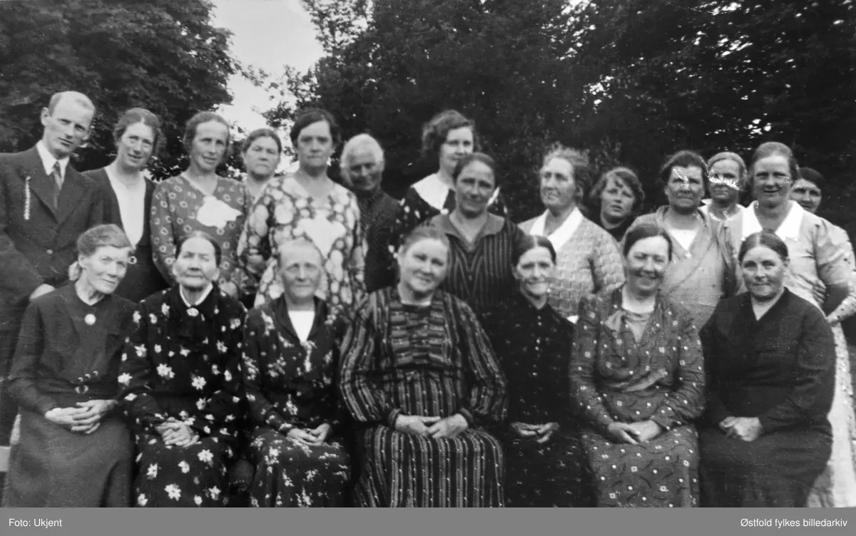 Neaskog kvinneforening i Varteig 1938 med Prest Trygve Lavik. Navn med plassering, se fotokort.