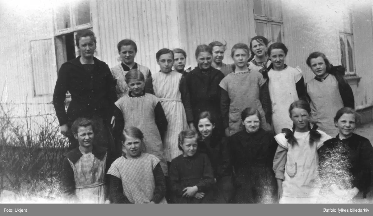 Skoleklasse i Varteig  som har håndarbeid, på gården Brunsby ca. 1921-22. Jentene er født 1908-10. Navn med plassering, se fotokort.