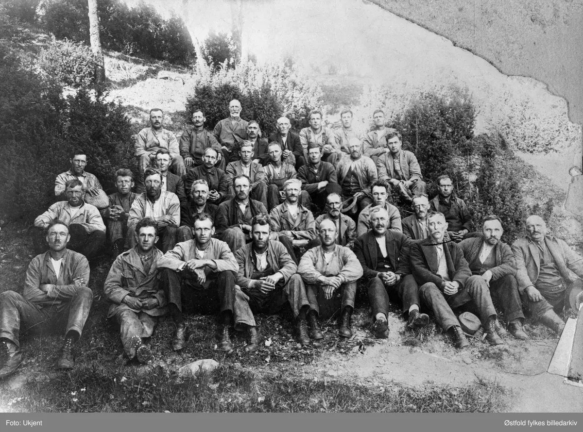 Gruppebilde med arbeidskarer fra Furuholmen lense i Varteig, ant. tatt ca 1918-20. Navneliste med plassering se fotokort.