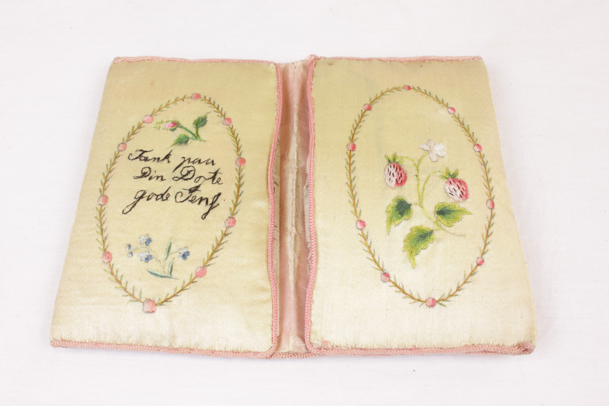 Sammenleggbar bok i brodert silkestoff med en lomme på innsiden av hver perm. På utsiden er det brodert en rose (forside) og blomster i en kurv (bakside). På innsiden er det brodert teksten "Tænk på Din Dorte gode Jens" og en jordbærplante.

I lommene er det flere sammenbrettede papirer, to med gjenstander inni:

1. En blond hårlokk pakket inn i et stykke blankt papir, antakelig fra Dorte.

2. En rød "mynt" pakket inn i et papir med håndskrift.

3. Flere fragmenter av "Musernes skaal" av Henrik Anker Bjerregaard revet ut av en bok. Teksten har samme språkdrakt som i R. Hviids visebok fra 1821, men er trykt med nyere antikvaskrift. En fornorsket versjon (f.eks. "hvor" til "hvem", "faaer" til "faar") er trykt i bl.a. "Visebog for norske Selskabskredse" (1850), "Visebok for det norske Studentersamfund" (1856) og "Harpen sang- og visesamling" av Peter Worsøe (1870).

4. Et ark med en håndskrevet versjon av "Musernes Skaal", trolig en avskrift av nevnte boksider.

5. Fire små lapper med trykte "visdoms"vers og med håndskrevne navn på mottaker og avsender. Alle er til Jens Lauritz Kjerulf og signert henholdsvis Lovise Pettersen, Lina Hjort, J. J. Hjort og [utydelig].