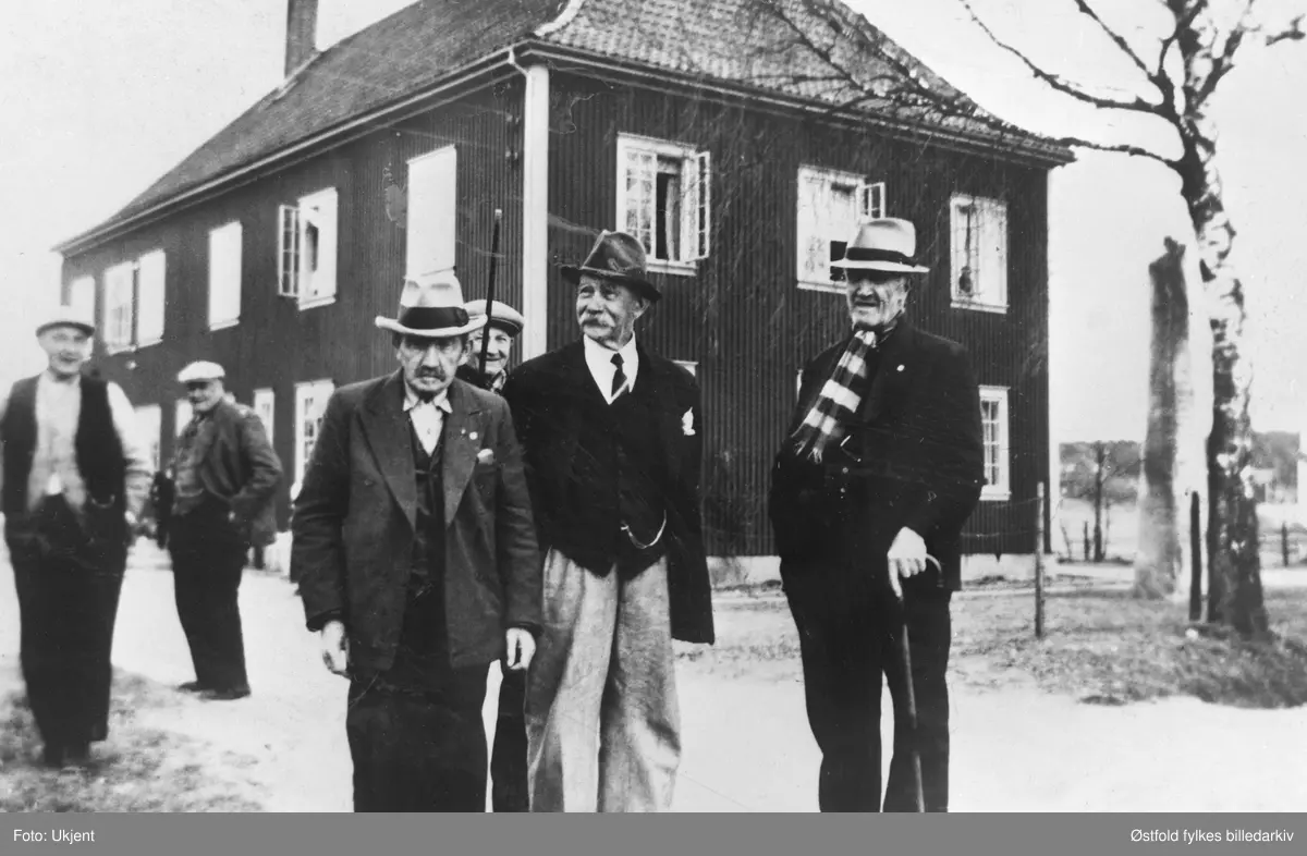 Pasienter fra gamlehjemmet i Sarpsborg som var evakuert til Varteig ved krigsutbruddet i 1940. Seks eldre menn står utenfor kommunelokalet i Varteig.