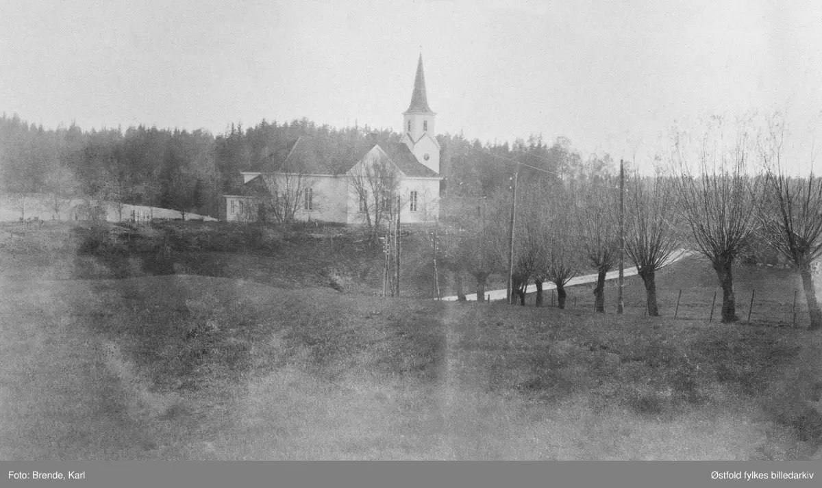 Varteig kirke bygd i 1859. I 1911 ble den restaurert og tårnet ble flytta til vestsida. I 1930 ble den ytterligere restaurert. Halvkorsform og 410 sitteplasser. Fotografert fra Bergerud.