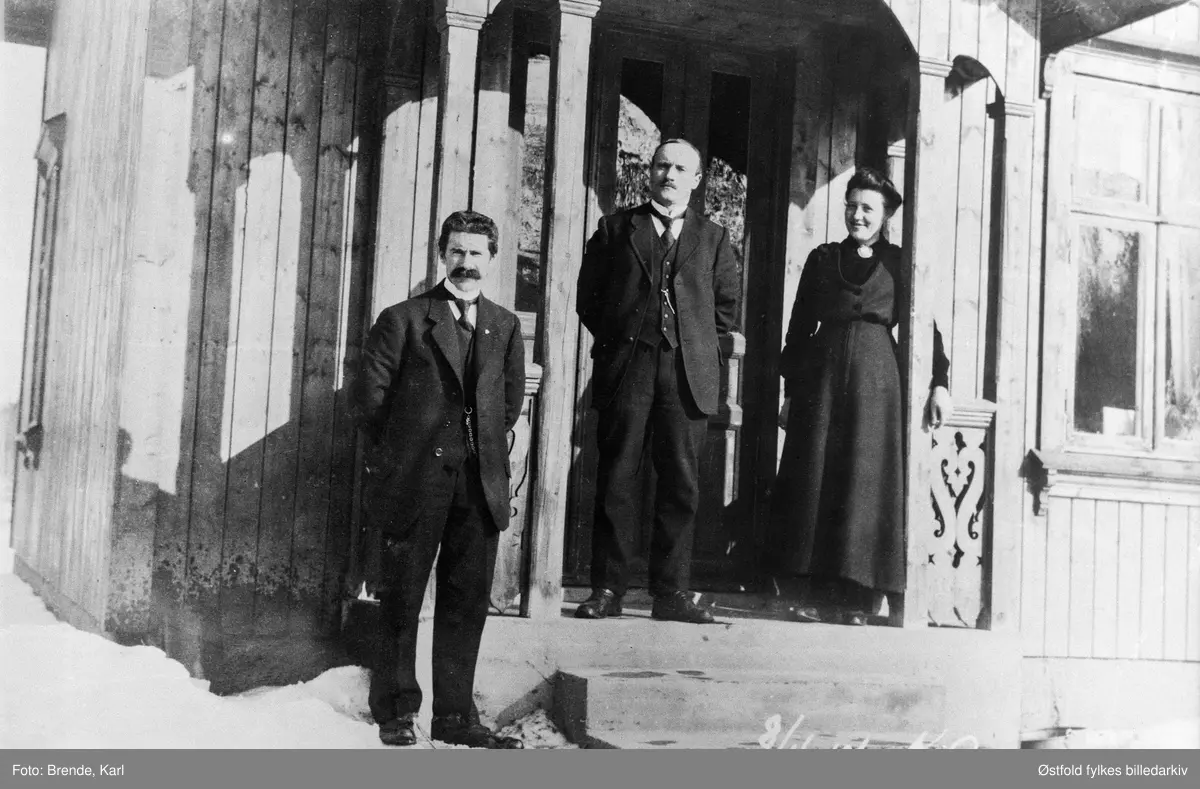 Solheim i Varteig fotografert i april 1917. Inngangspartiet. 
Til venstre: Ole Simensen Brende F.1885, Peder Gresset, lærer, og fru Inga Gresset. Solheim var lærerbolig for Neaskog skole, brant i 1977.