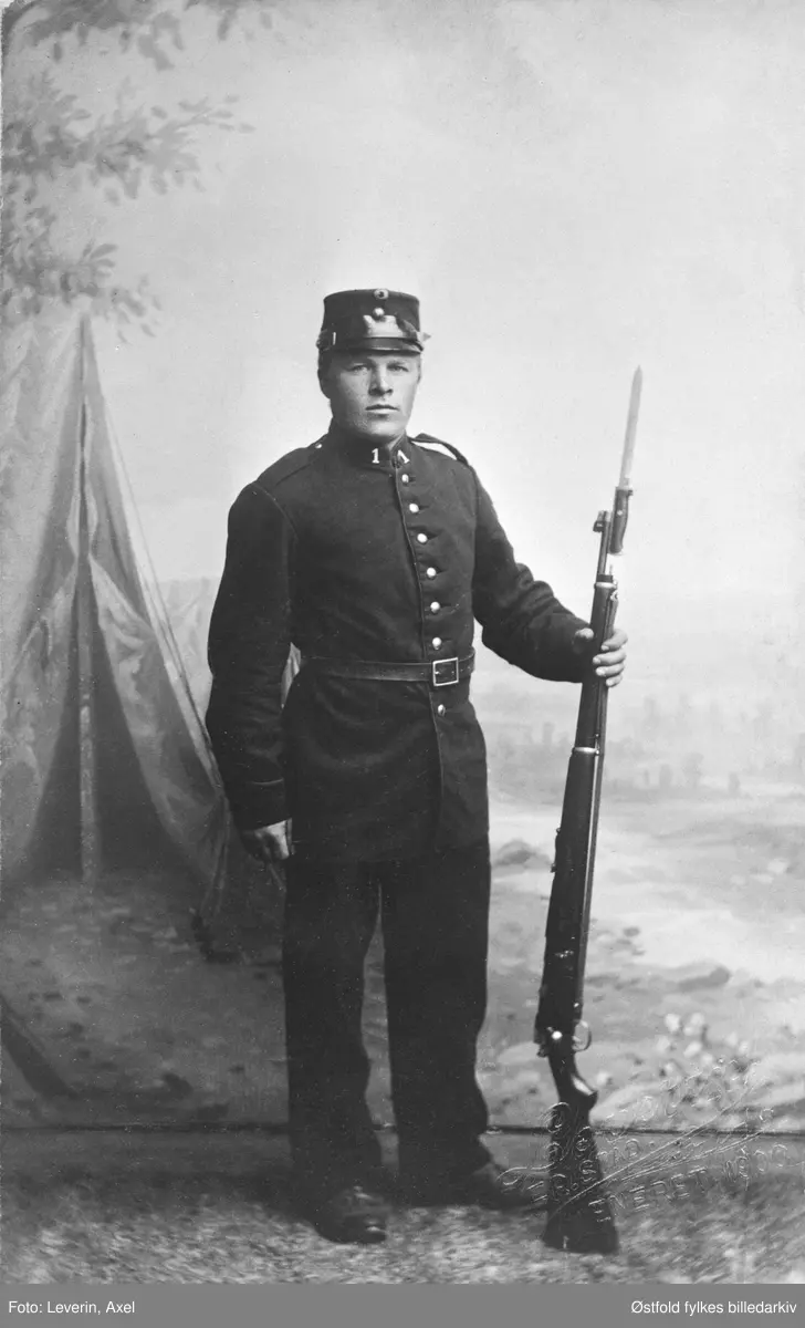 Portrett av Sander Bergby i full uniform hos fotografen. Sander ar gårdbruker¨i Varteig.