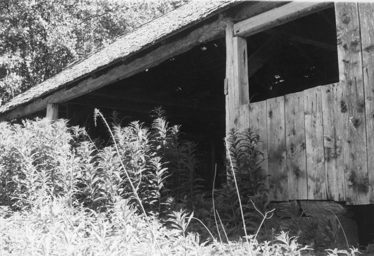 Tre fotografier av sågen i Stegared som ingår i en grupp fotografier från en serie bilder från Stegareds tunnbinderi (drittelfabrik). Sedan tidigt 1900-tal har Mjällsjöbäcksfallet, mellan Mjällsjön och Stegasjön, utnyttjats för driften av en ramsåg. Här anlades 1913 även en s k Francisturbin för elproduktion, varifrån byarna Stegared och Angryd fick el fram till tidigt 1950-tal. Numera finns i driftdugligt skick, på grunderna efter den gamla byggnaden, ett sågverk med sågram från 1950 samt en yngre turbin och generator i en byggnad från 2005. Här fanns även en byggnad för tillverkning av smördrittlar (se bild VMF031965:a-b samt samt VMA12342_4-16).