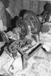 Interiör från Stegareds tunnbinderi. Maskin för fasning av l