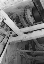 Interiör från Stegareds tunnbinderi. Remtransmission i taket