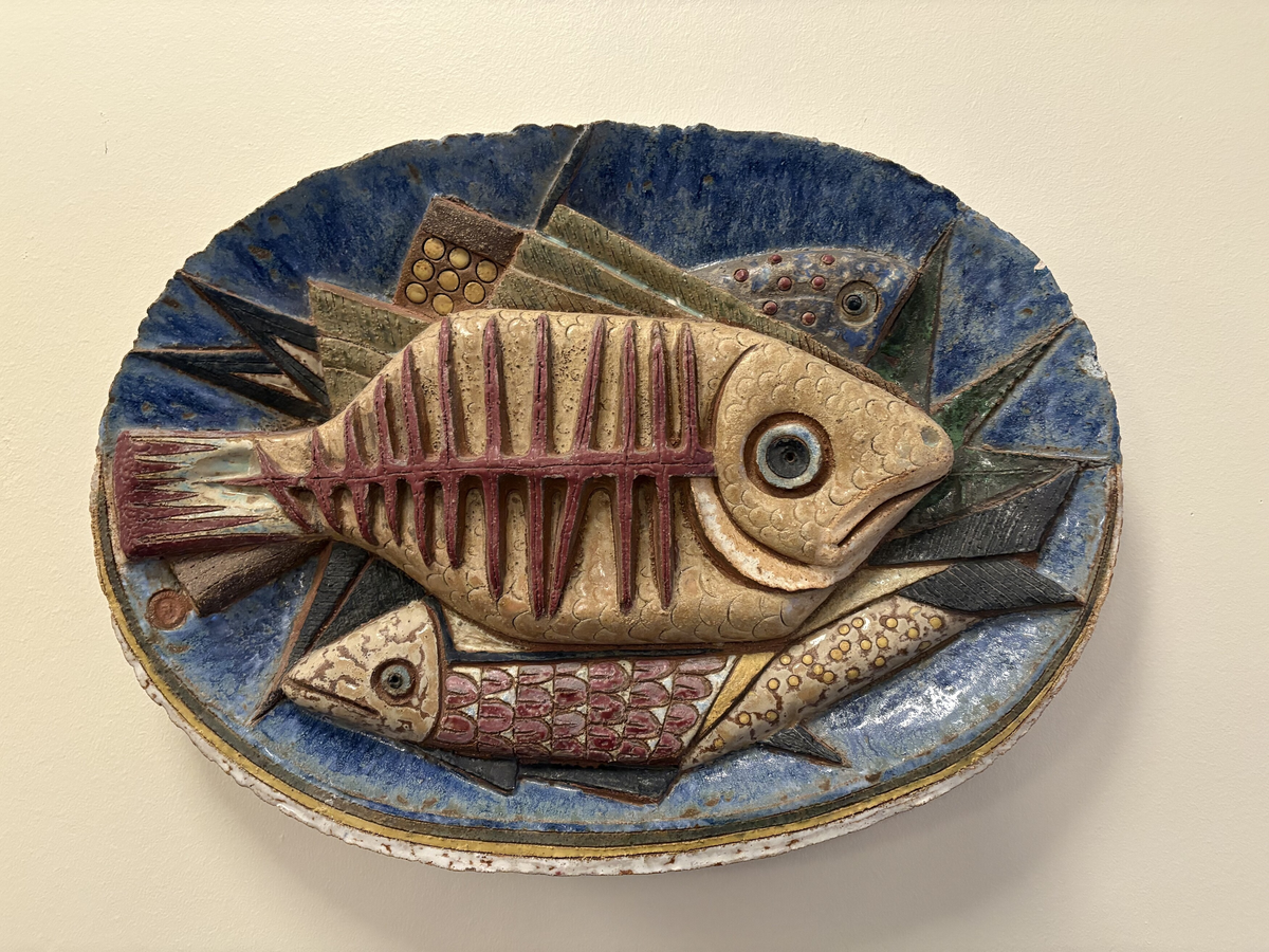 AV STENGODS, MED FISK, STENGODSRELIEF, CHAMOTTELERA, GLASERAT PÅ INSIDAN. MÅTT: 58 x 42 CM. TYRA LUNDGREN-STÄMPEL. "FYRA FISKAR PÅ FAT" SID. 136 I "ETT LIV I KONSTEN").