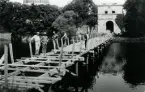 Den provosoriskt uppförda Ravelinsbron under Kulturmässan i Kalmar 1926 byggs.