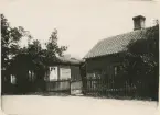 Bygrenska och Nyströmska huset på Kuggåsvägen intill folkskolan.