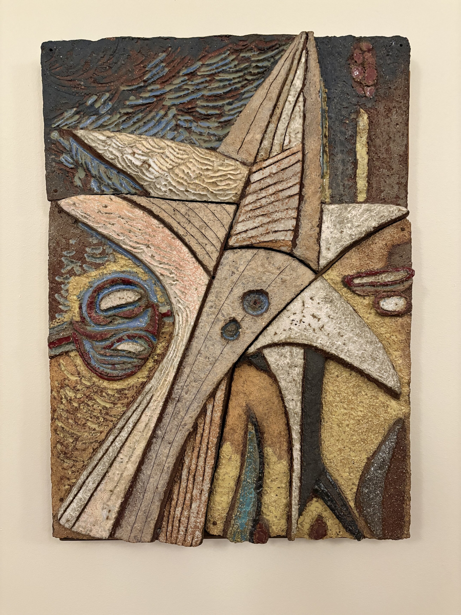 Astronauter, tidigt 1960-tal, stengods. Motiv: Stiliserat fågelmotiv i flera olika färger. Reliefen består av tre delar, skruvade i en träplatta med en metallist i underkant. Konstnär: Tyra Lundgren. Mått: 70 x 50 cm. Tillstånd: 2017-11-20, Gott skick.