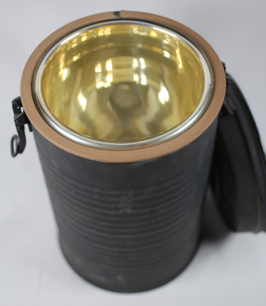 Metallbeholder med mettallokk som kan låses på to sider. Innvendig glass