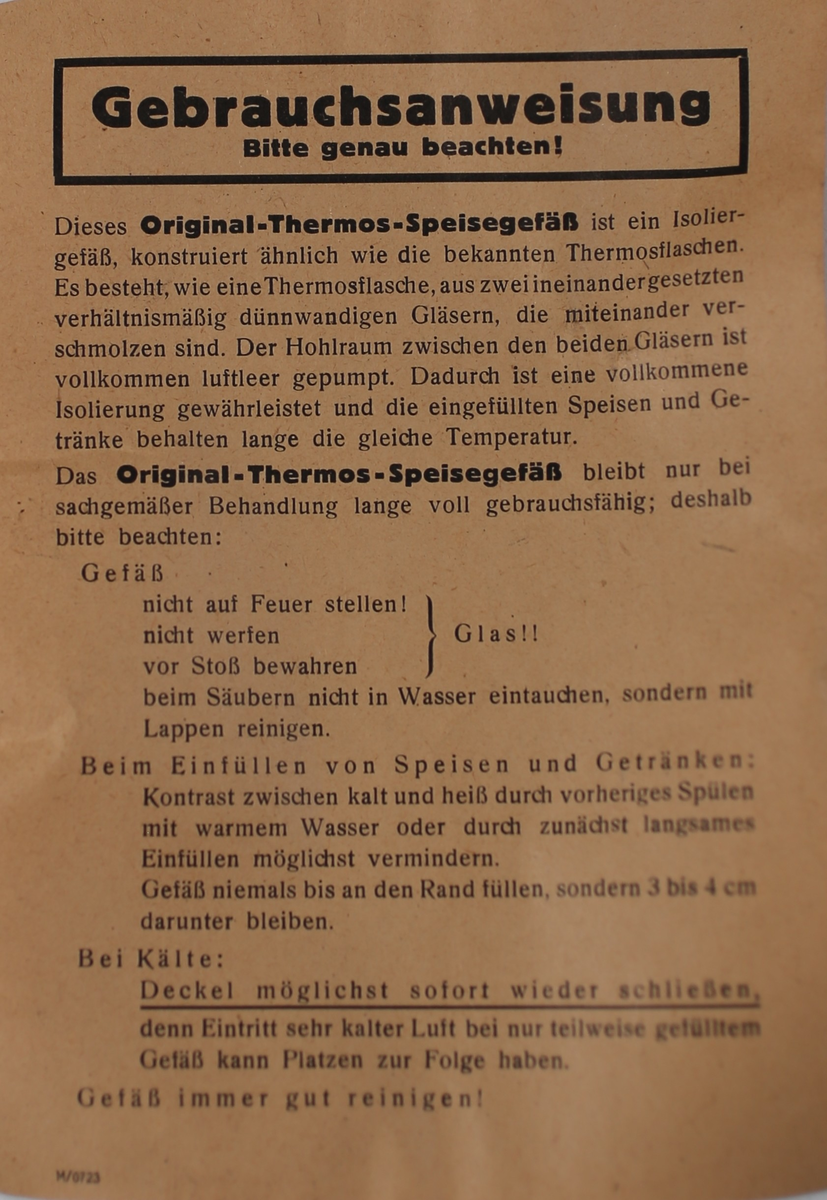 Metallbeholder med mettallokk som kan låses på to sider. Innvendig glass