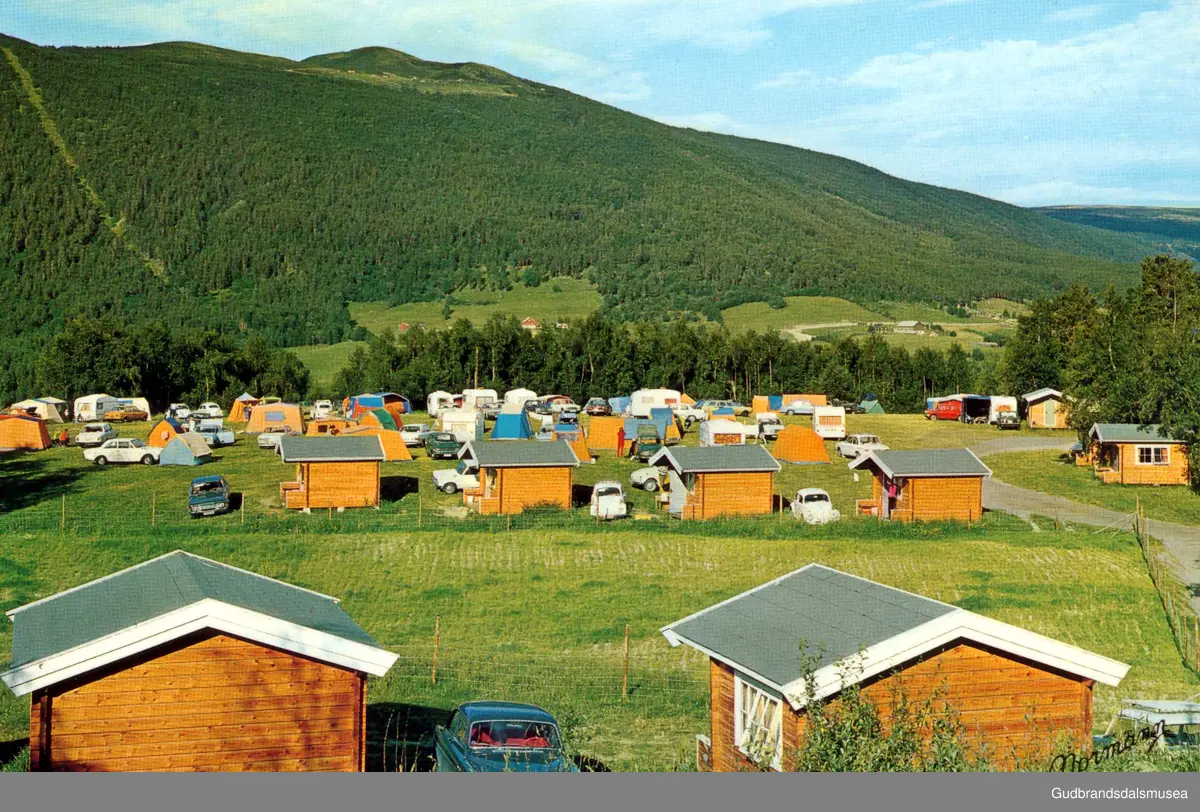 Lie camping med teltplass og campinghytter. Blæstergrenda i bakgrunnen.