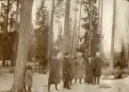 Vinterklädda officerare och civila framför hästbivack. Kalmar regemente.