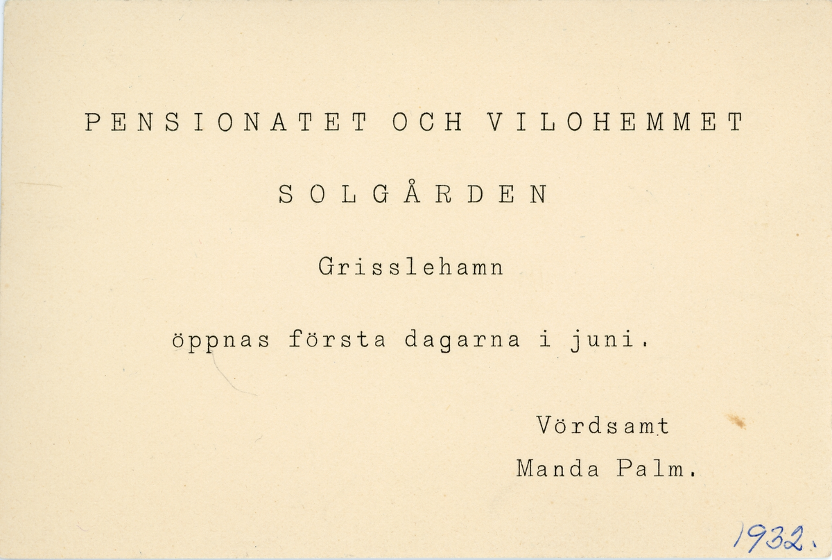 Visitkort med tryckt text "PENSIONAT OCH VILOHEMMET SOLGÅRDEN Grisslehamn öppnas första dagarna i juni. Vördsamt manda Palm." och handskrivet 1932.