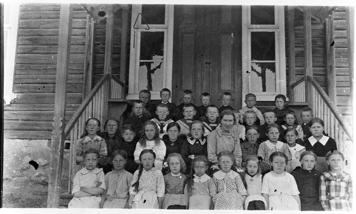 Elevbilde av noen klasser ved Fagernes skole i Totenvika ca. 1912.
Bakersste rekke 7 gutter: 1.Karsten Hjell, 2.Ivar Olsby, 3.Markus Stranden, 4.Kristian Stubberud, 5.Tore Oppegaard, 6.Mads Reinsby, 7.Martin Rundhaugen.
Tredje rekke: 1.Oskar Hagen, 2.Knut Gjestvang, 3.Paal Taralrud, 4.Markus Gjestvang, 5.Arne Olsby, 6.Oskar Ringlund, 7.Hans Haugland, 8.Oskar Fjeldstad, 9.Harald Hiken.
Andre reekke, 6 jenter, lærer og 4 jenter, tilsammen 11: 1.Karen Olsbyengen, gift Enerhaugen, 2.Jenny Sandbakken (skrev seg senere som Håkensen), 3.Marta Taralrud gift med Paal Aas, 4.Petra Hiken, 5.Mina Oppegaard gift med Paal Taralrud, 6.Aslaug Hjeldsbakken, 7.Lærerinne Inger Norderhaug, 8.Marie Sikkelien gift med K.Holen, 9.Nelly Fjellhaug gift Langaard, 10.Marie Hagen, 11.Mathilde Høgbakken.
Fremste rekke: 1.Karen Haugen, 2.Magnhild Stuldalen, 3.Hedvik Oppegaard, 4.Anna Hiken, 5.Milda Aarsbyengen, 6.Hedvik Taralrud gift med H.Sandberg, 7.Magnhild Løkkebakken, 8.Signe Ringlund gift med L.Stuldalen, 9.Valborg Løkkebakken, 10.Marta Skjerpen.