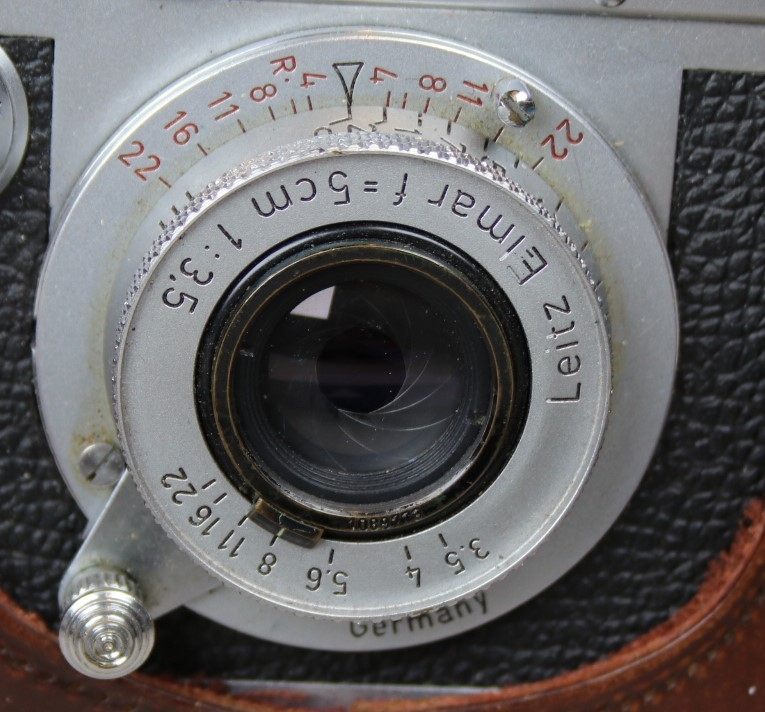 Fotografiapparat i skinntaske med bærehempe. Bruksanvisning medfølger.