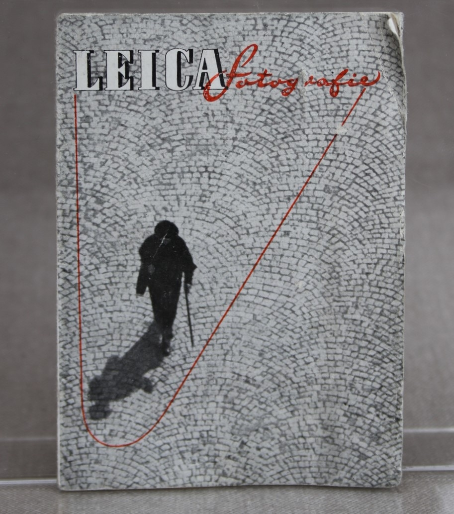 Fotografiapparat i skinntaske med bærehempe. Bruksanvisning medfølger.