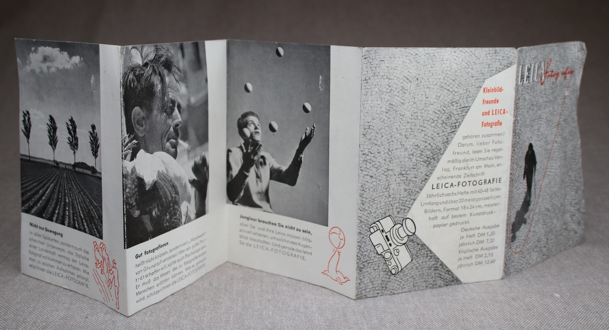 Fotografiapparat i skinntaske med bærehempe. Bruksanvisning medfølger.