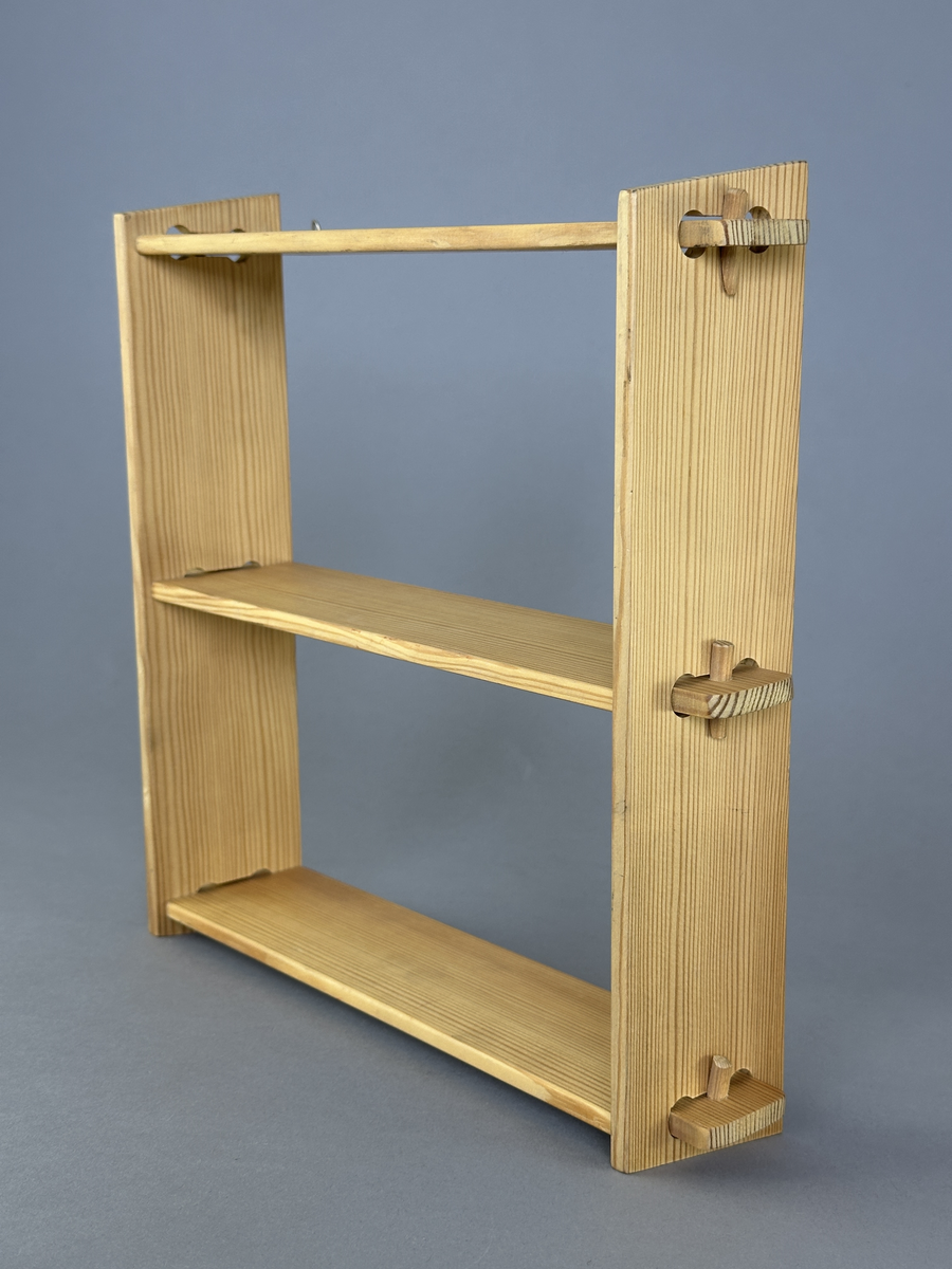 Hylla av trä med tre hyllplan för upphängning på vägg.