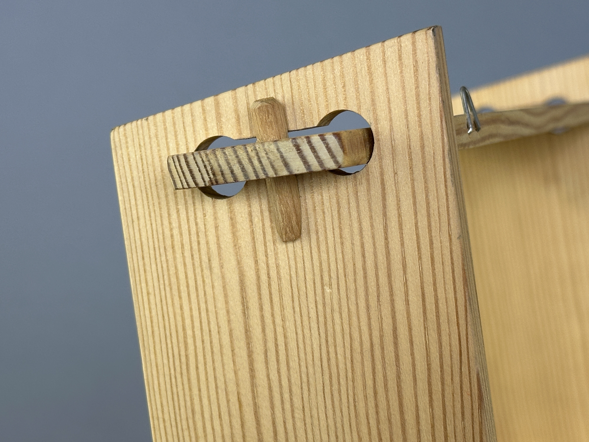 Hylla av trä med tre hyllplan för upphängning på vägg.