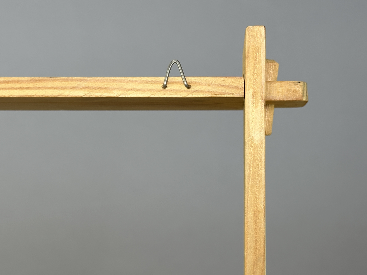 Hylla av trä med tre hyllplan för upphängning på vägg.