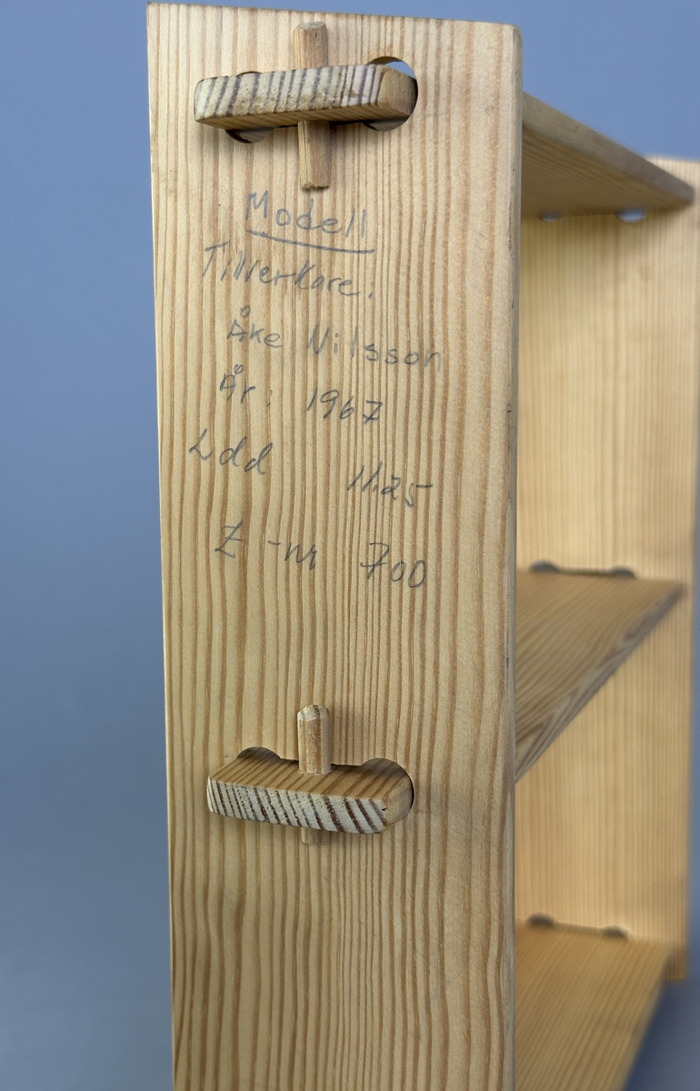 Hylla av trä med tre hyllplan för upphängning på vägg.