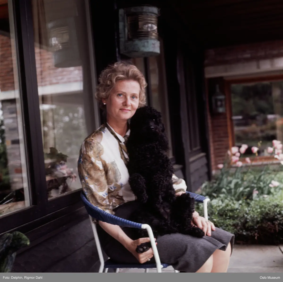Villa Ringiåsen, terrasse, kvinne, hund, puddel
