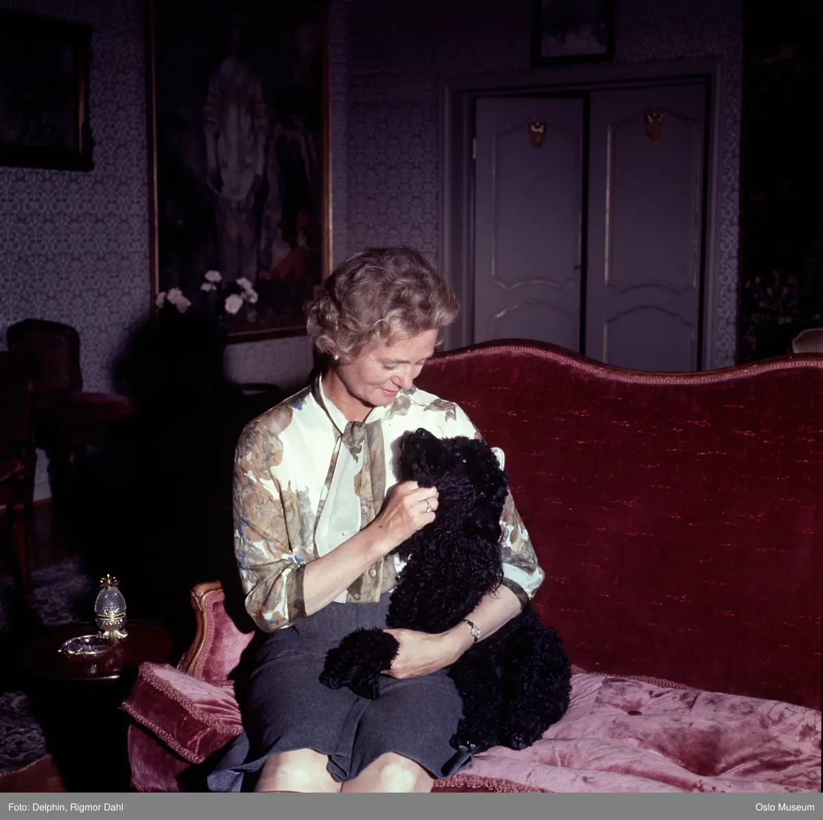 Villa Ringiåsen, interiør, stue, sofa, kvinne, hund, puddel