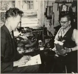 Hos skomakaren, någonstans i Växjö.
Två män sitter och småpr