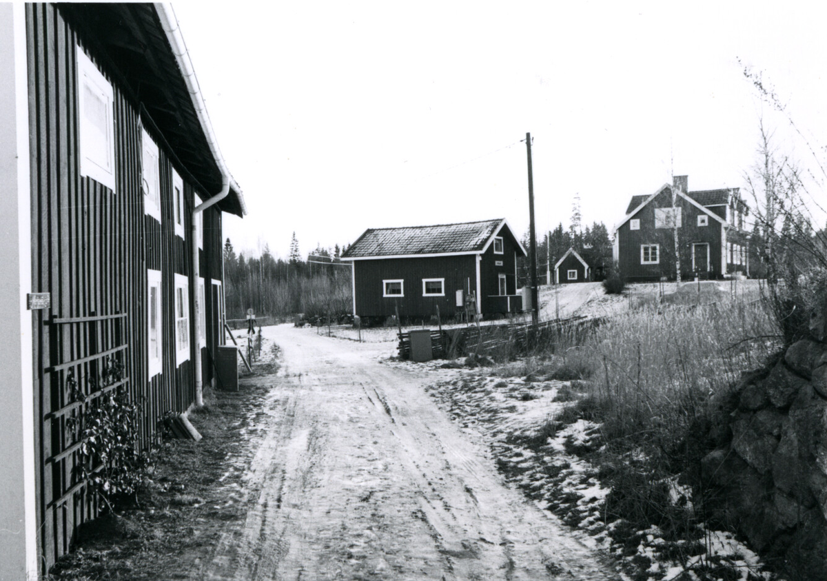 Gården Svartbro på södra sidan av Ryssjön. Med början 1962  avsöndrades marken vid Svartbro till sommarstugeområde. Under 2000 talet  har de enkla stugorna moderniserats och anpassade till åretruntboende