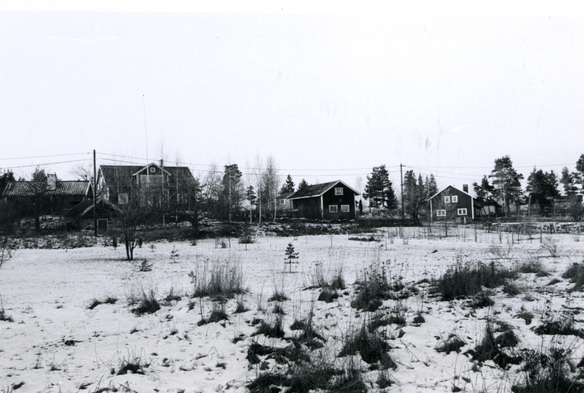 Gården Svartbro på södra sidan av Ryssjön. Med början 1962  avsöndrades marken vid Svartbro till sommarstugeområde. Under 2000 talet  har de enkla stugorna moderniserats och anpassade till åretruntboende
