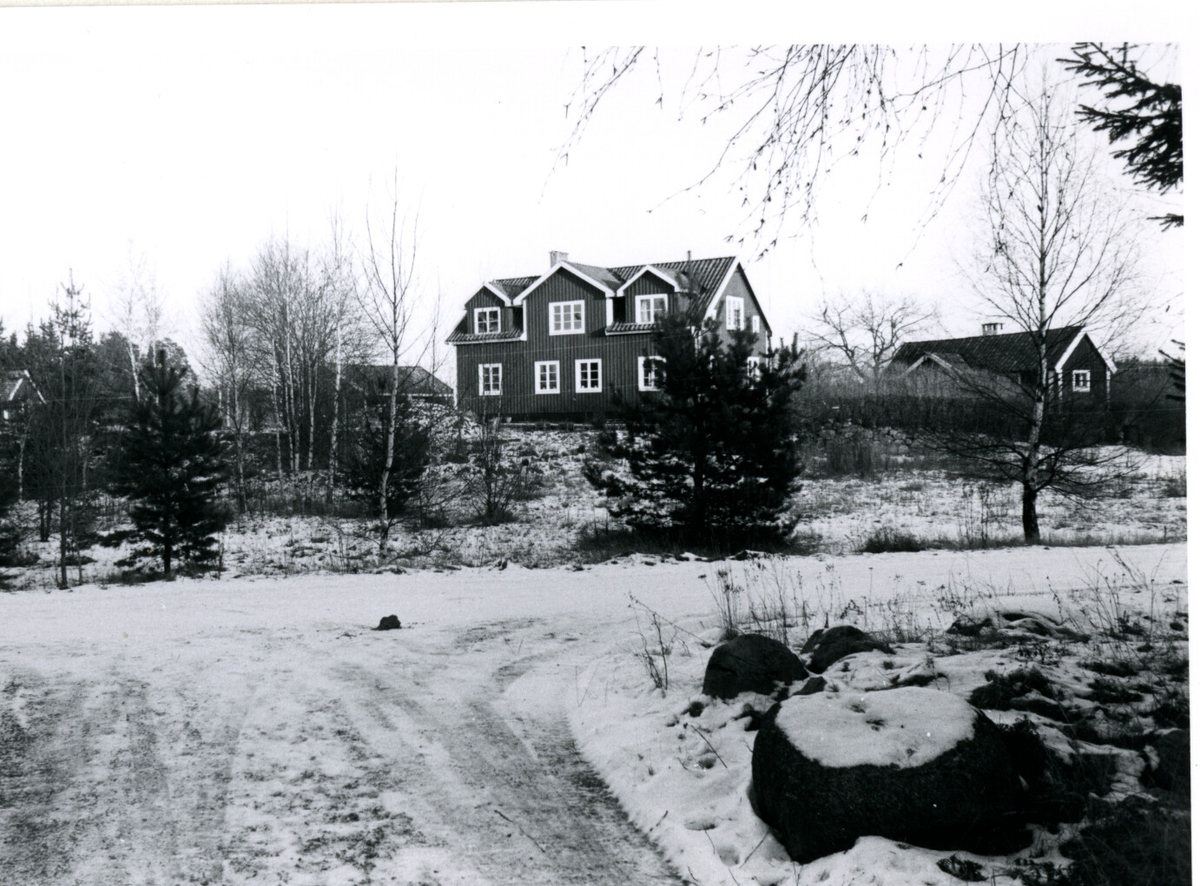 Gården Svartbro på södra sidan av Ryssjön. Med början 1962  avsöndrades marken vid Svartbro till sommarstugeområde. Under 2000 talet  har de enkla stugorna moderniserats och anpassade till åretruntboende