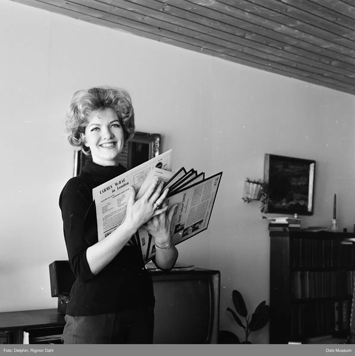 bolig, interiør, kvinne, jazzsangerinne, LP-plater, jazzplater