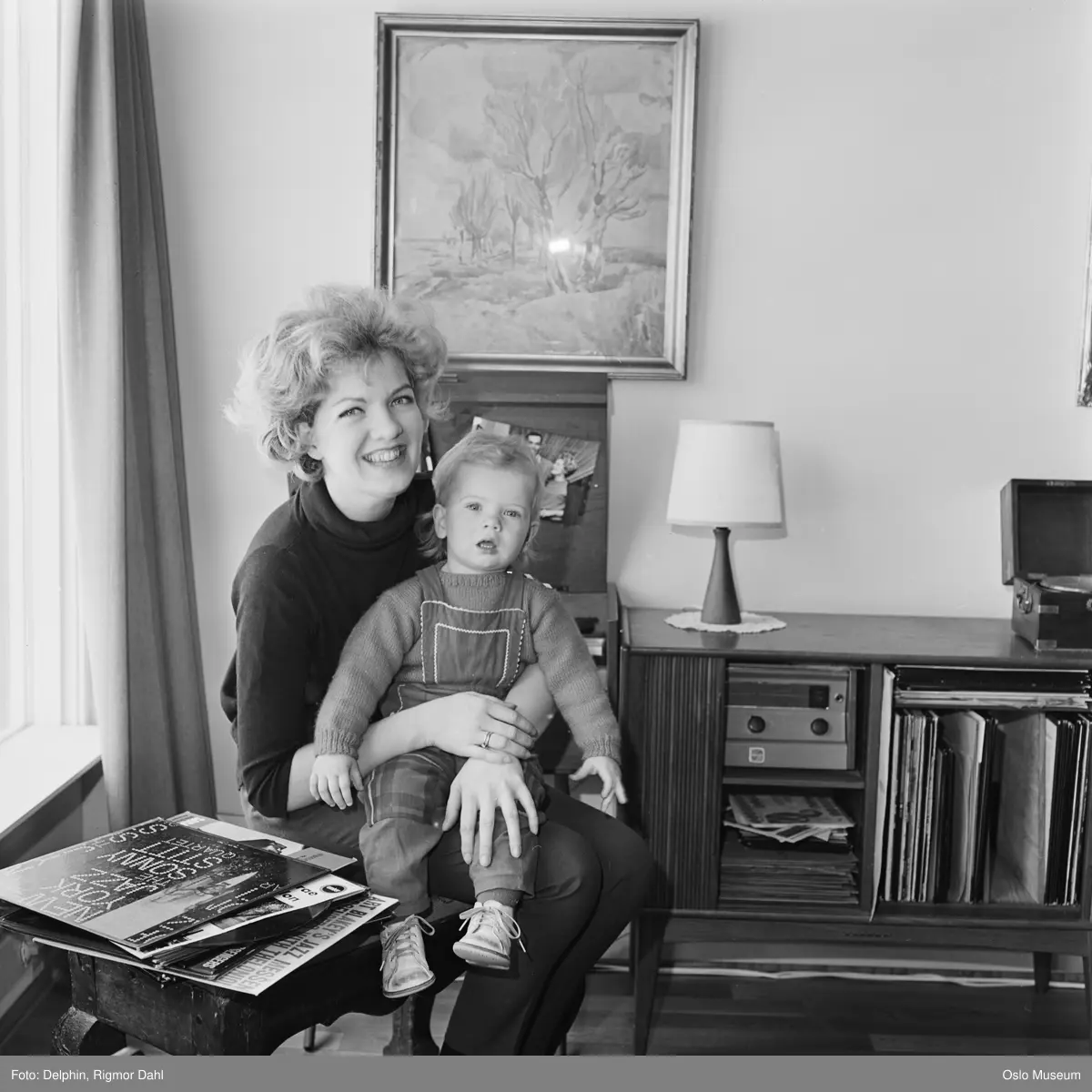 bolig, interiør, kvinne, jazzsangerinne, barn, platespiller, LP-plater, jazzplater