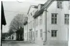 Västerås, Kyrkbacken, kv. Georg.
Skolgatan 4, hörnet Gåsmyregatan. C:a 1950-talet.