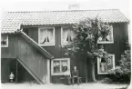 Västerås, Kyrkbacken, kv. Gerhard (nu kv. Gisle).
Innergård av Skolgatan 6. C:a 1910.