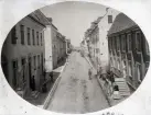 En av de äldsta Kalmarbilderna, från omkring 1875, visar Kaggensgatan sedd från Jordbrovalvet. Fritrapporna finns i stor utsträckning kvar än idag.
Kaggensgatan var en levande plats där det bedrevs mycket handel.
Till vänster fanns skeppshandlare Gustaf Kjellbergs gård, Olof H. Ruda:s Porslins- och speceriimport, handlare G. Meuerling,  brännvinshandlare T. Roséns, handlare J. Bruuns och handlare Elmlunds. Till höger fanns Fru Runnqvists järnhandel, handlare Jul. Jönsson (fd Wibergs), Kastman (spannmål) och C.J Lind.