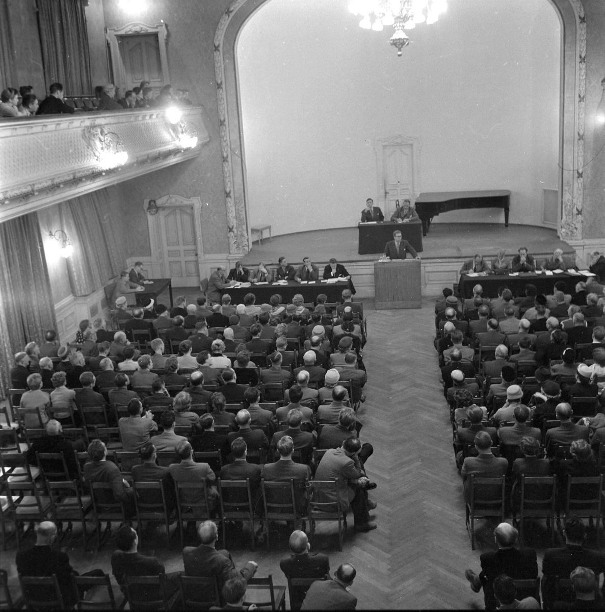 Høyre og Arbeiderpartiet diskuterer i Frimurerlogen