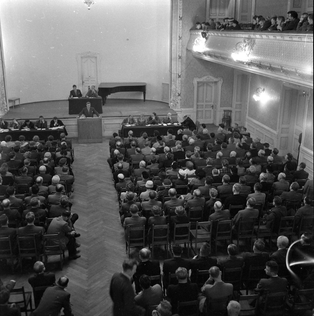 Høyre og Arbeiderpartiet diskuterer i Frimurerlogen