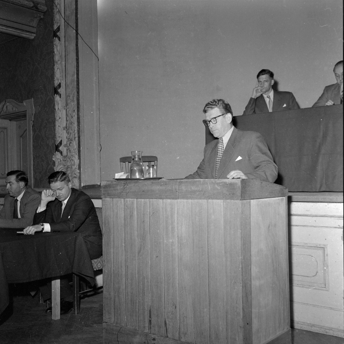 Høyre og Arbeiderpartiet diskuterer i Frimurerlogen