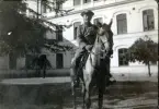 Oidentifierad underlöjtnant i uniform m/1910 till häst. Kalmar regemente.