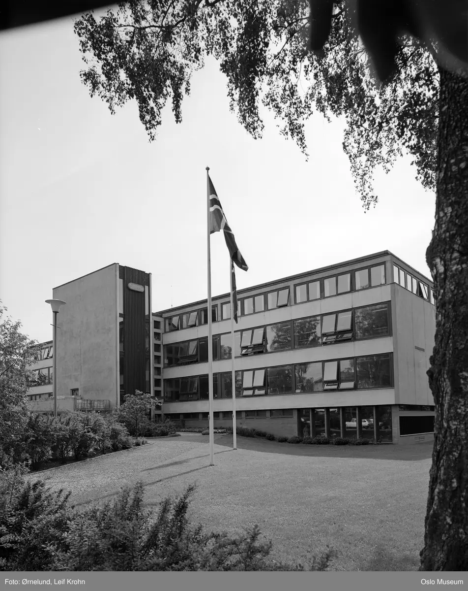 Elko, Elektroimportøren a.s., kontorbygning, hage, flagg