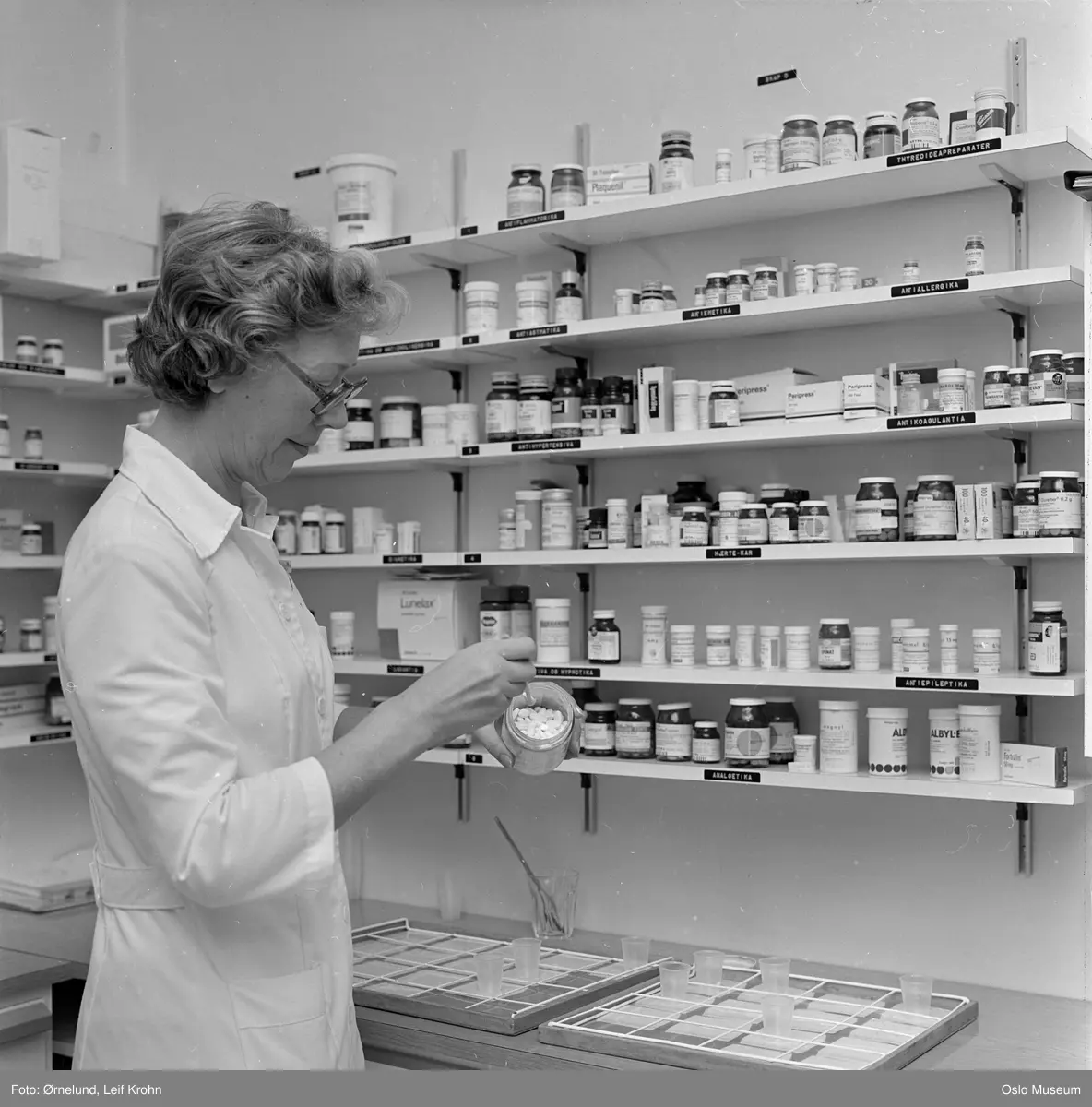 legekontor, interiør, laboratorium, kvinne, hyller, medisiner