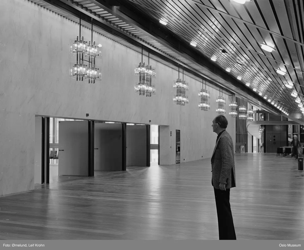 Oslo Konserthus, interiør, publikumsfoajé, mann, lamper