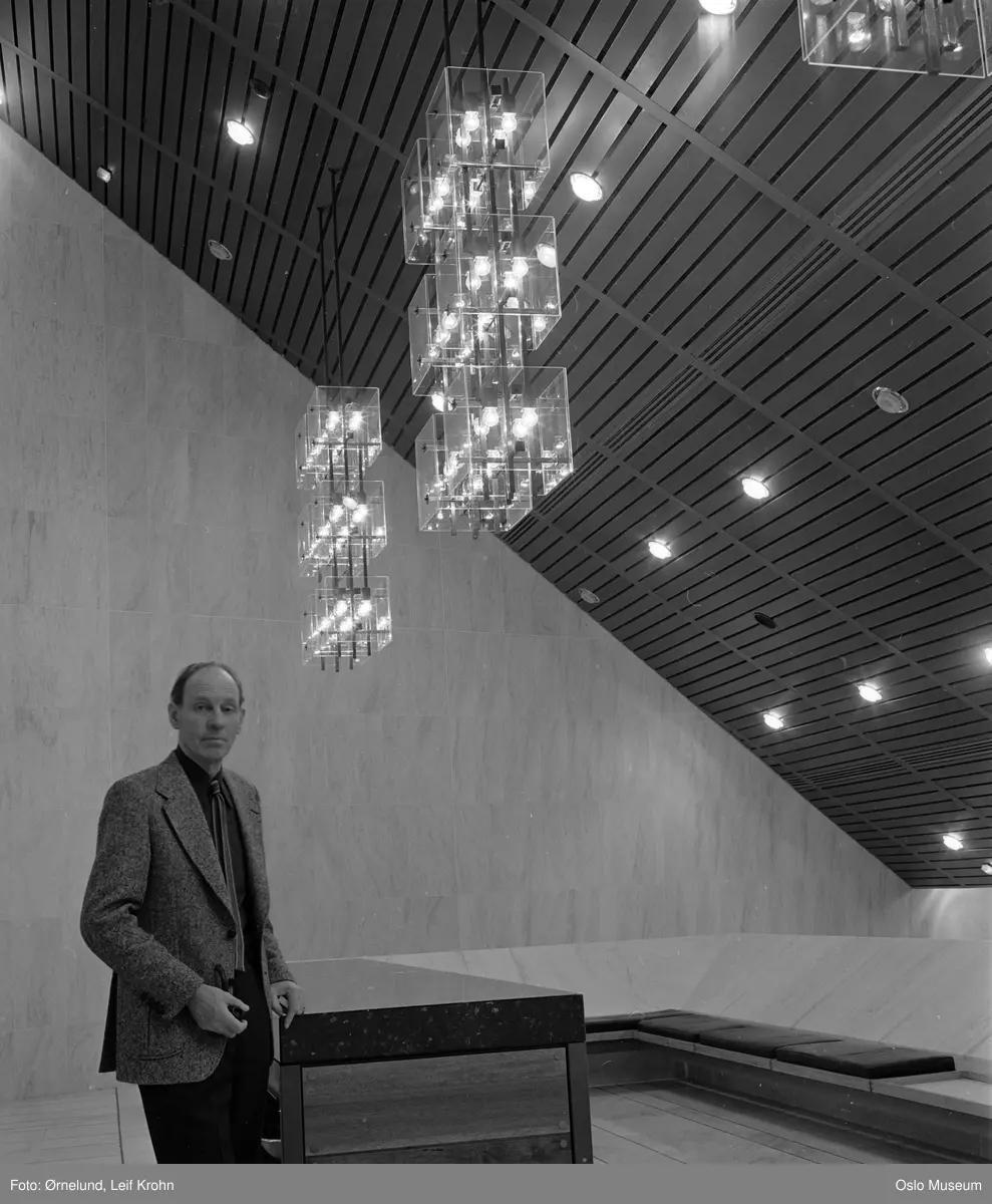 Oslo Konserthus, interiør, publikumsfoajé, mann, lamper