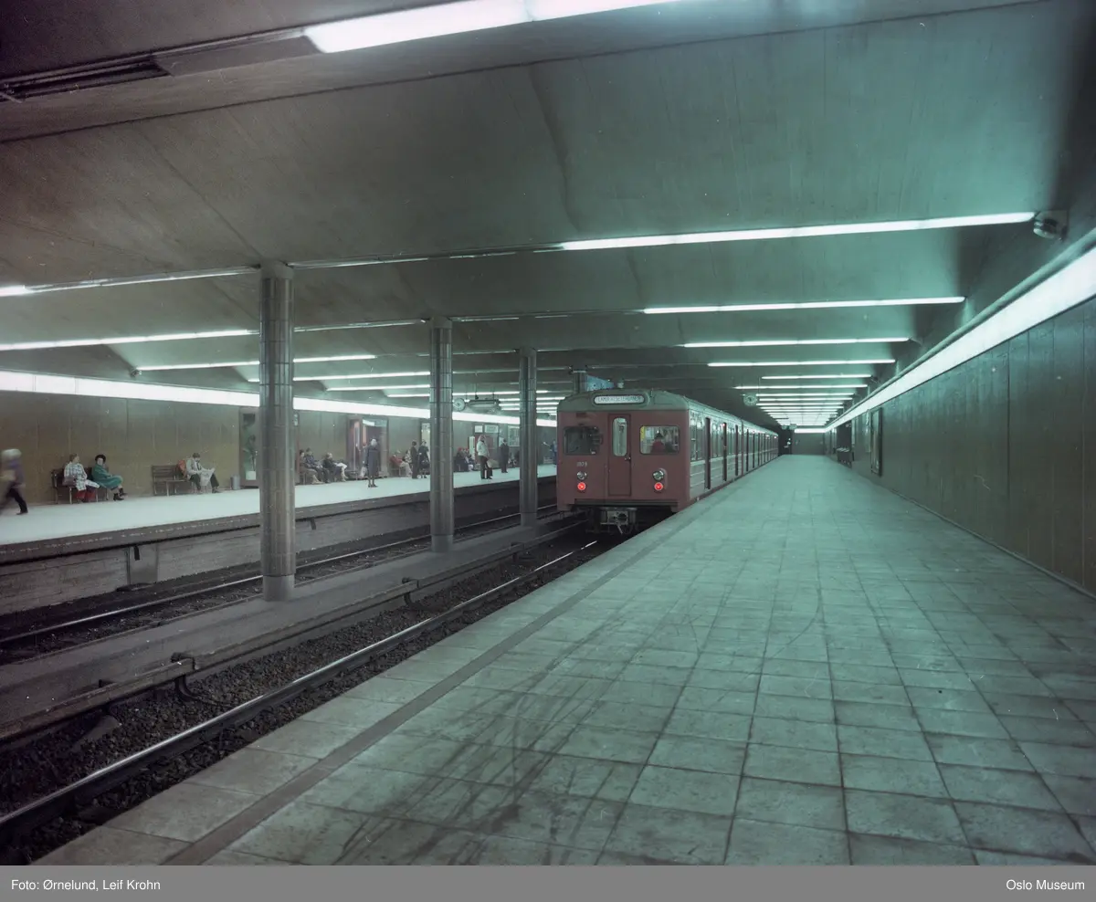 Jernbanetorget T-banestasjon, interiør, Lambertseterbanen, perrong, mennesker, benker
