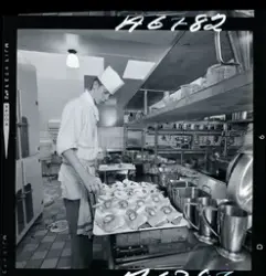 Smörgåsberedning i ett restaurangkök.